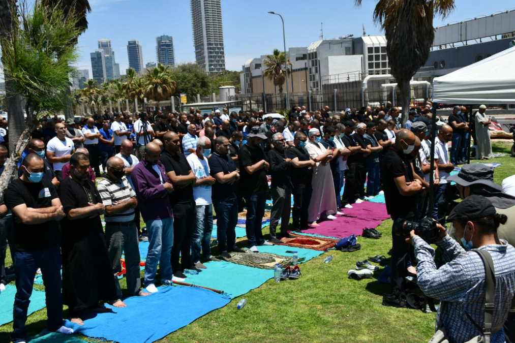 فيديو: صلاة جمعة حاشدة رفضاً لتجريف مقبرة الاسعاف الاسلامية بيافا